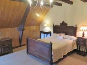 Un dormitorio con una cama grande y una lámpara de araña. en Holiday Home Le Pigeonnier by Interhome, en Jayac
