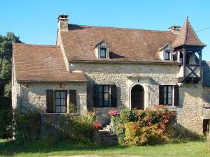 una antigua casa de piedra con techo en Holiday Home Le Pigeonnier by Interhome, en Jayac