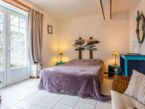 Schlafzimmer mit einem Bett und einem Fenster in der Unterkunft Holiday Home Les Lutins - COM400 by Interhome in Commes