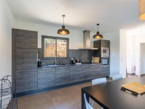 Kuchyň nebo kuchyňský kout v ubytování Holiday Home Bruyères 1 by Interhome + 17 fotografií