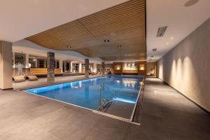 a large swimming pool in a hotel room with at Hotel Mozart in Landeck