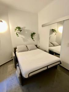 een ziekenhuiskamer met een bed en twee spiegels bij Central and Convenient Studio in Monaco in Monte Carlo
