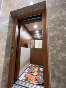 Cette petite chambre dispose d'une porte avec un tapis. dans l'établissement Dongjin Bay B&B, à Donggang
