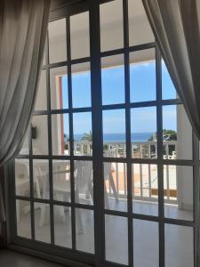 una camera con una grande finestra che si affaccia sull'oceano di Apartamentos Bellavista Gomera a Playa de Santiago
