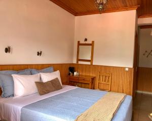 Postel nebo postele na pokoji v ubytování Apostolos Hotel