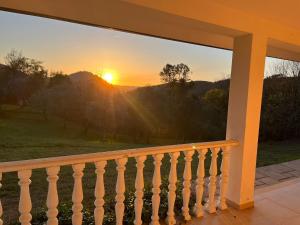 uma vista para o pôr-do-sol a partir da varanda de uma casa em Casa Toupeira 