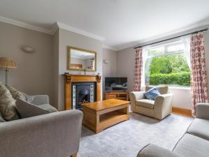 uma sala de estar com um sofá e uma lareira em The Hideaway em Morpeth