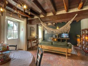 a living room with a green couch and a table at La longère du Ruet in Saint-Hilaire-Saint-Mesmin