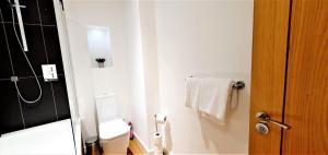 ein weißes Badezimmer mit Toilette und Dusche in der Unterkunft Cliftonville Heights - 2 bed Home away from Home in Northampton + 14 Fotos