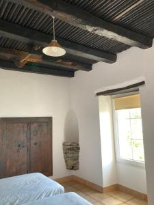 una camera da letto con pareti bianche e soffitto in legno di Casa Valentini a Quercitello