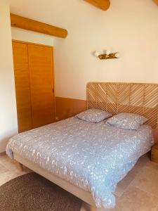 a bedroom with a bed with a wooden headboard at La Maison d à côté 8 à 10 personnes in Carpentras +19 photos