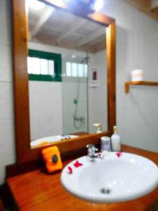 baño con lavabo y espejo grande en Apartamento Vacacional Barquito en Playa Quemada, en Playa Quemada