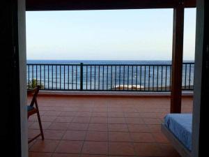 a room with a view of the ocean from a balcony at Apartamento Vacacional Barquito en Playa Quemada in Playa Quemada