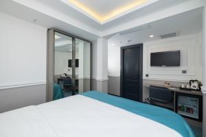 A kitchen or kitchenette at Askadar May Otel