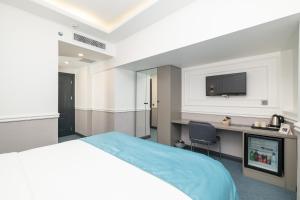 A bed or beds in a room at Askadar May Otel