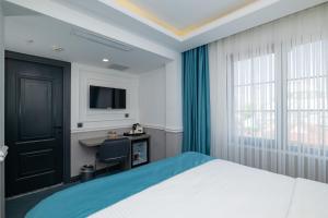 A bed or beds in a room at Askadar May Otel