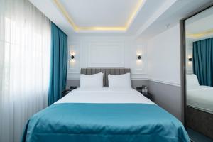 A bed or beds in a room at Askadar May Otel