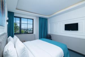 A television and/or entertainment centre at Askadar May Otel