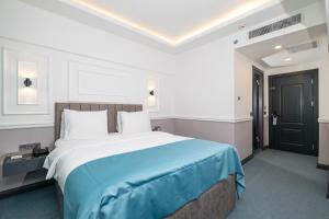 A bed or beds in a room at Askadar May Otel