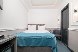 A bed or beds in a room at Askadar May Otel