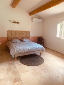 a bedroom with a bed in the corner of a room at La Maison d à côté 8 à 10 personnes in Carpentras