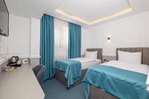 A bed or beds in a room at Askadar May Otel