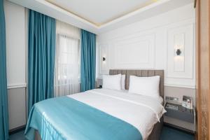 A bed or beds in a room at Askadar May Otel