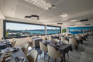 A restaurant or other place to eat at Askadar May Otel