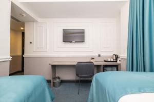A bed or beds in a room at Askadar May Otel