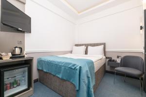A bed or beds in a room at Askadar May Otel