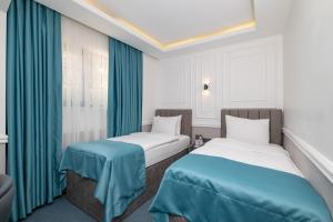 A bed or beds in a room at Askadar May Otel