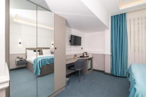 A bed or beds in a room at Askadar May Otel