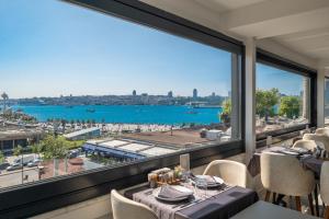 伊斯坦堡的住宿－Askadar May Otel，享有水景的用餐室