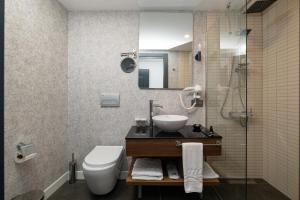 A bathroom at Askadar May Otel