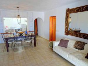 een woonkamer met een bank en een tafel bij Casa Descanso con Jacuzzi en Playa Quemada in Playa Quemada