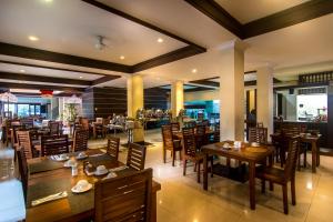 A restaurant or other place to eat at Champlung Mas Hotel Legian, Kuta