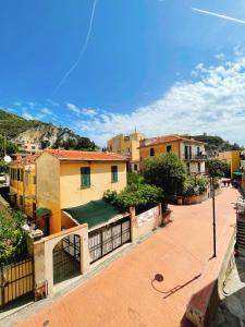 una vista da un balcone di una città con edifici di IL GABBIANO a Varigotti