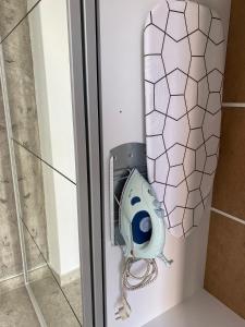 y baño con ducha y teléfono. en Villa Bobakis, en Nikiti 27 fotos más