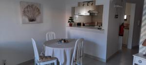 eine Küche mit einem Tisch und Stühlen im Zimmer in der Unterkunft Alvor Suite Apartment in Alvor