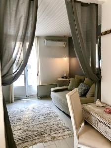 un salon avec un canapé et une fenêtre dans l'établissement 1Bed Cottage Sleeps 4- Sea Views Balcony Parking, à Mèze