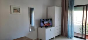 ein Wohnzimmer mit einem TV auf einem weißen Schrank in der Unterkunft Alvor Suite Apartment in Alvor