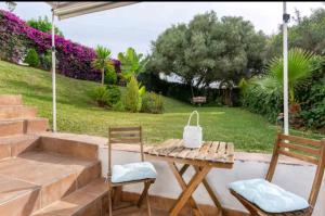 einen Picknicktisch und zwei Stühle im Hof in der Unterkunft Casa Anyelo in Marbella