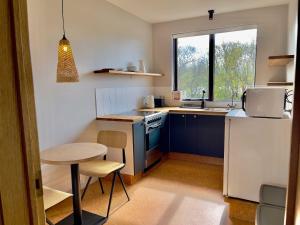 uma pequena cozinha com uma pequena mesa e um lavatório em Matkráin Apartments em Hveragerði