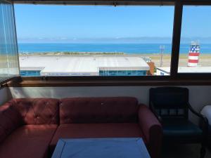 ein Sofa in einem Zimmer mit Blick auf den Flughafen in der Unterkunft Elite Holiday Hotel in Trabzon