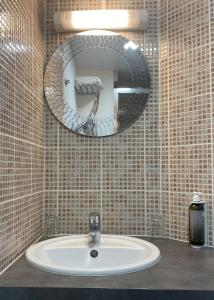 Ένα μπάνιο στο Contact Hotel LE SUD Montpellier Aéroport Parc Expo Arena