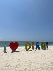Diamonds Leisure Beach & Golf Resort في شاطئ دياني: علامة على الشاطئ بقلب احمر