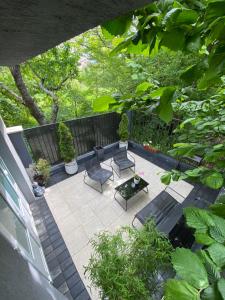 Petrila的住宿－Garden Apartament Petrila，享有带桌椅的天井的顶部景致。