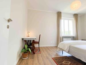 1 dormitorio con cama, mesa y escritorio en CasaJila en Novi Ligure