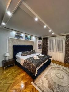 een slaapkamer met een groot bed in een kamer bij Luxury Apartment Spalato 2 in Split