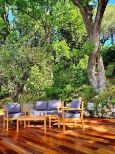 A garden outside Apartment Cézanne with heated pool and private garden
